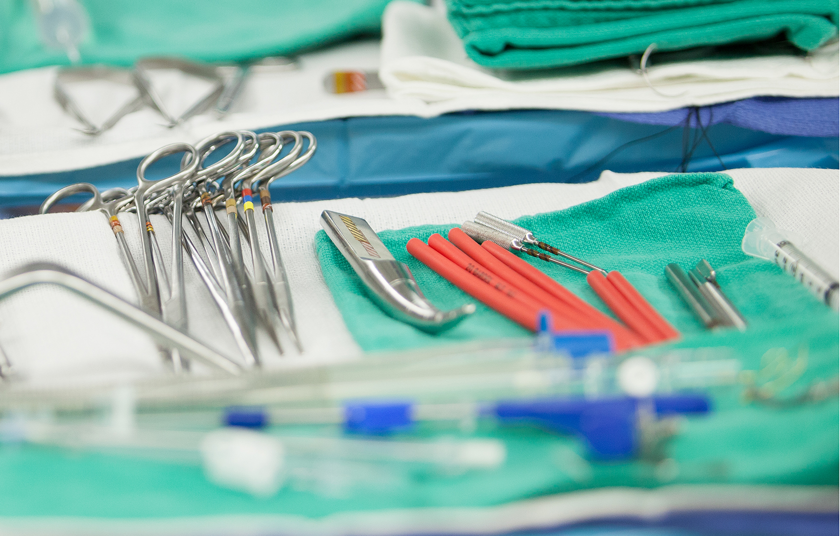 Surgical tools laying on fabric cloths