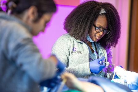 Family medicine Surgical Skills Lab Woman 