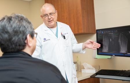 Ortho Shoudel showing a patient x-rays