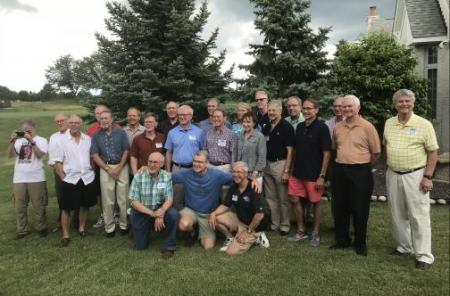 Alumni gather together for a photo